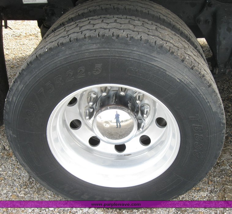 image for item 3496 1999 Freightliner semi truck