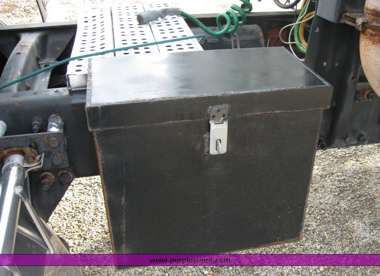 image for item 3496 1999 Freightliner semi truck