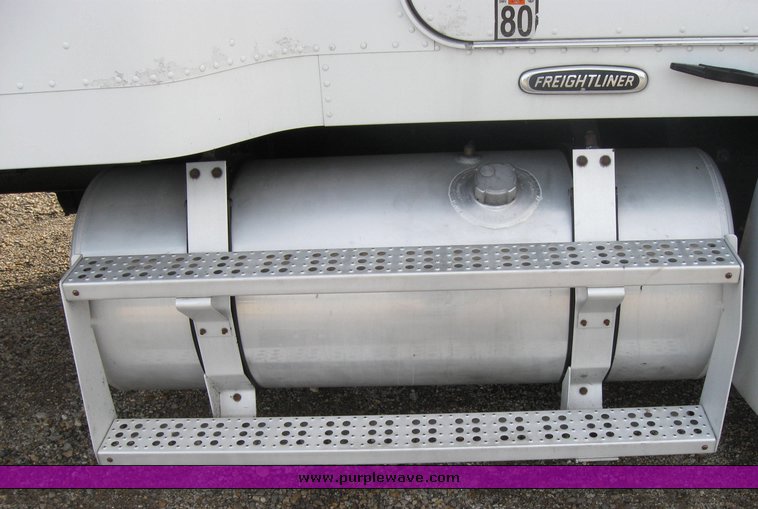 image for item 3496 1999 Freightliner semi truck