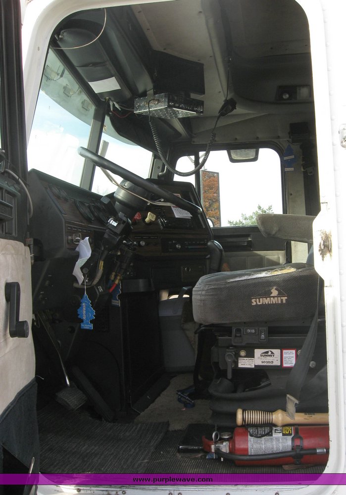 image for item 3496 1999 Freightliner semi truck