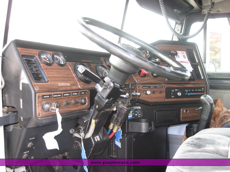 image for item 3496 1999 Freightliner semi truck
