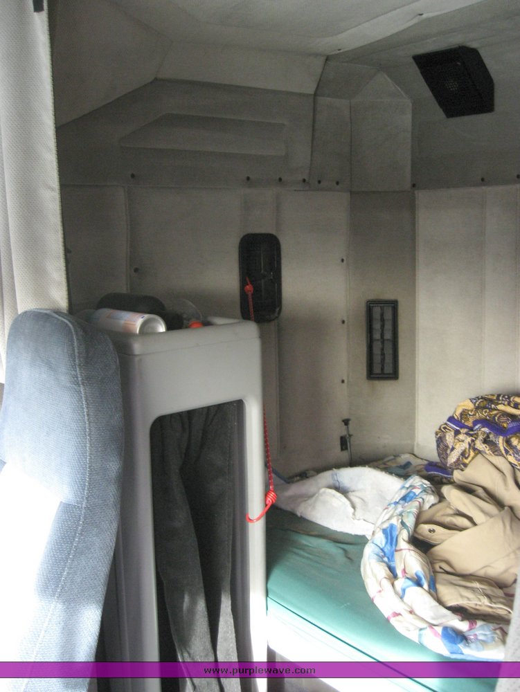 image for item 3496 1999 Freightliner semi truck