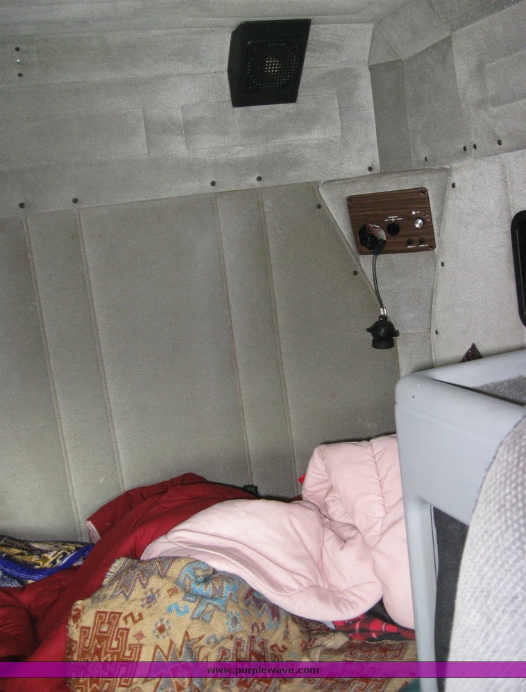 image for item 3496 1999 Freightliner semi truck