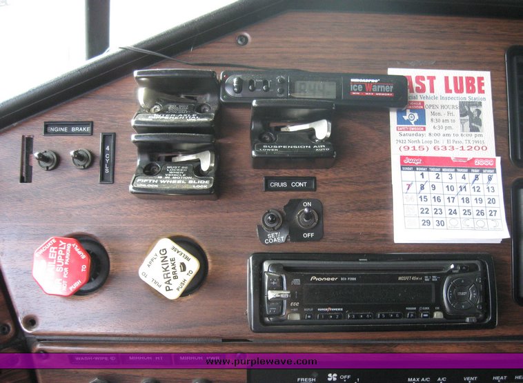 image for item 3496 1999 Freightliner semi truck