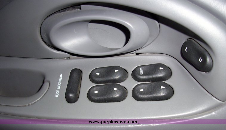 image for item 4155 1995 Ford Taurus