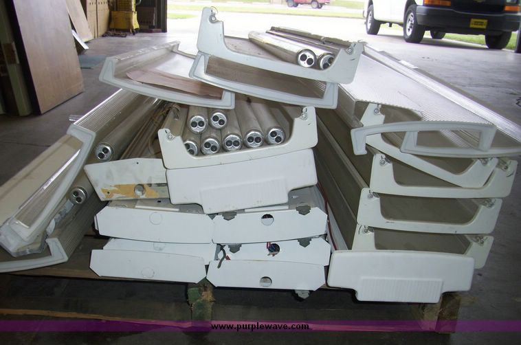 image for item 5129 (8) florescent two light fixtures