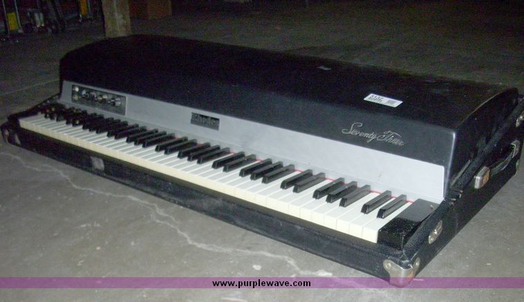 image for item 5132 Rhodes electric piano and amplifier