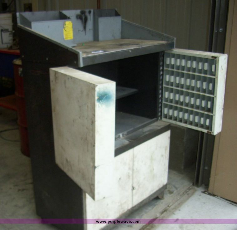 image for item 5147 Metal shop cabinet
