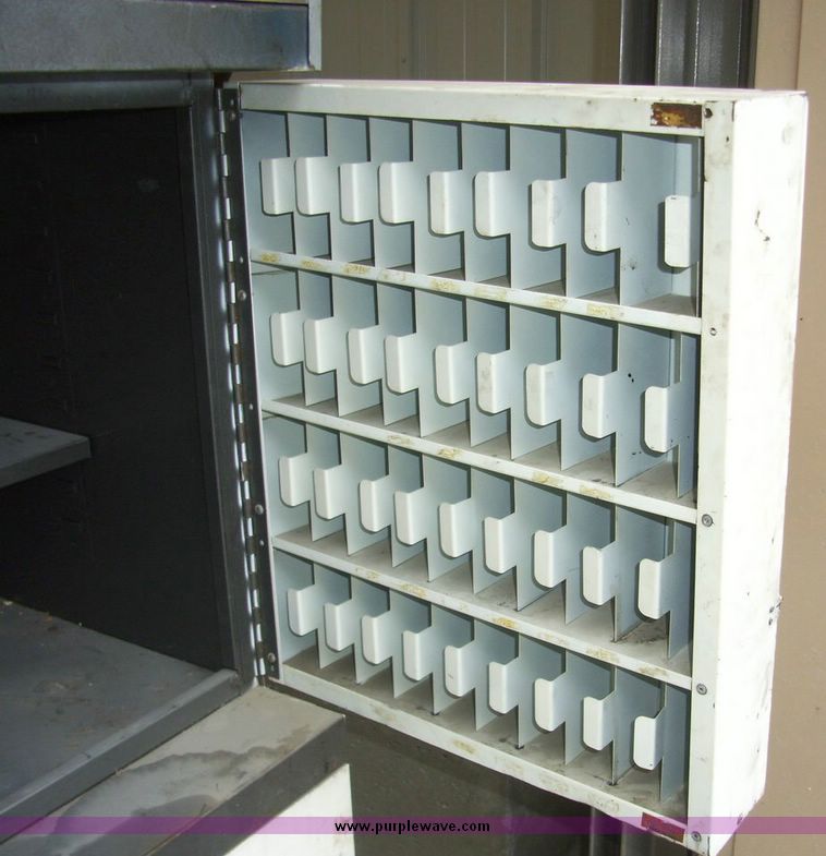 image for item 5147 Metal shop cabinet