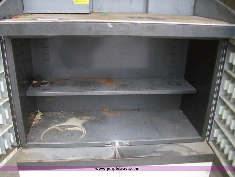 image for item 5147 Metal shop cabinet