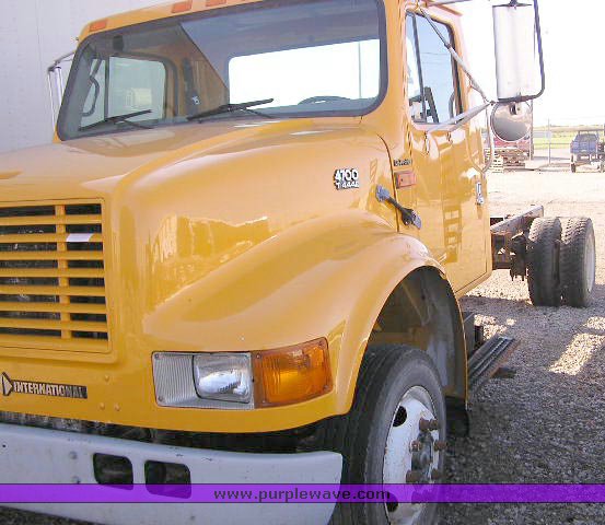image for item 8378 2000 International 4700 truck