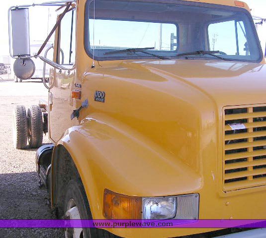 image for item 8378 2000 International 4700 truck