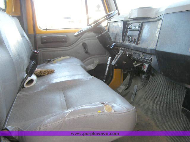 image for item 8378 2000 International 4700 truck