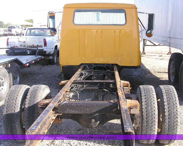 image for item 8378 2000 International 4700 truck