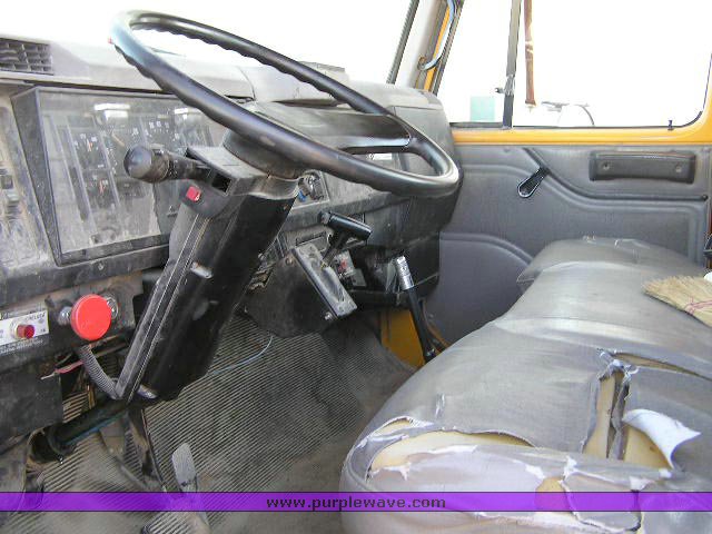 image for item 8378 2000 International 4700 truck