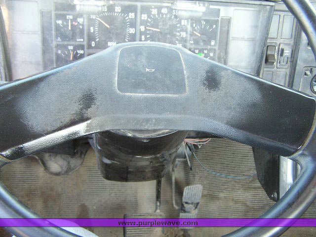 image for item 8378 2000 International 4700 truck