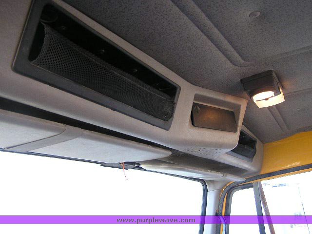 image for item 8378 2000 International 4700 truck