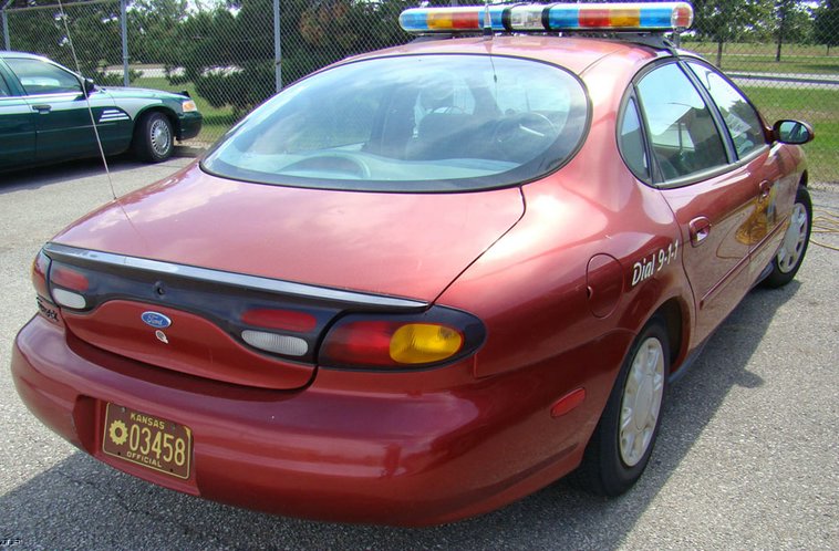 image for item 8380 1996 Ford Taurus