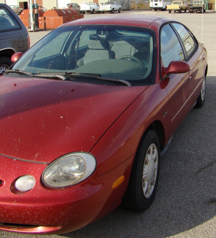 image for item 8380 1996 Ford Taurus