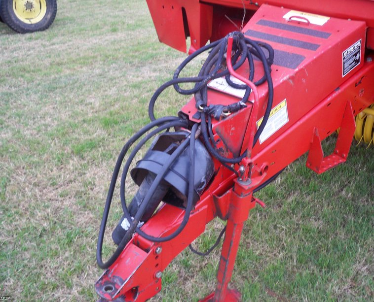 image for item 5150 New Holland 678 round baler