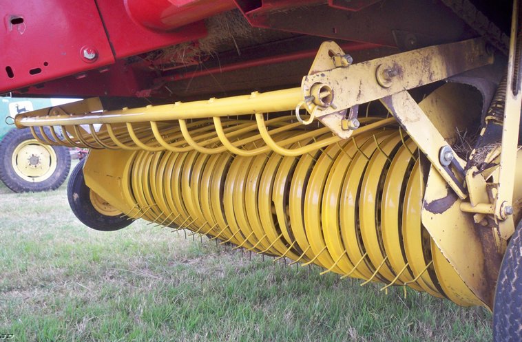 image for item 5150 New Holland 678 round baler