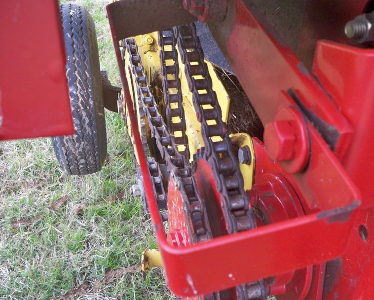 image for item 5150 New Holland 678 round baler