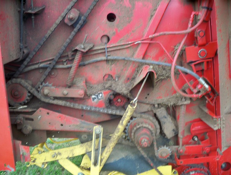 image for item 5150 New Holland 678 round baler