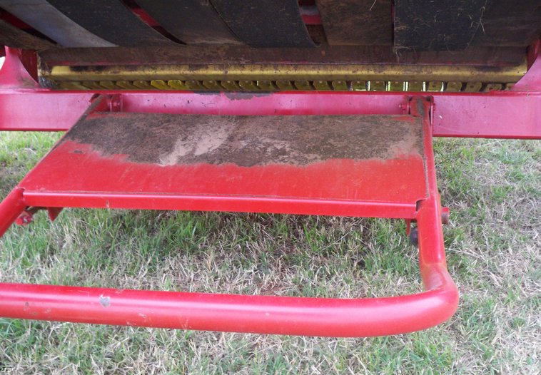 image for item 5150 New Holland 678 round baler