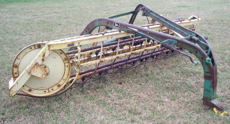 image for item 5163 John Deere 670 wheel rake