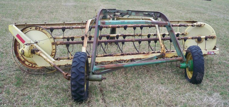 image for item 5163 John Deere 670 wheel rake