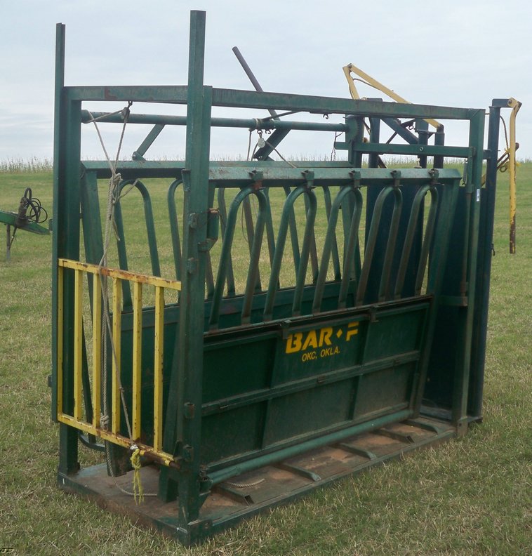 image for item 5167 Bar F cattle chute