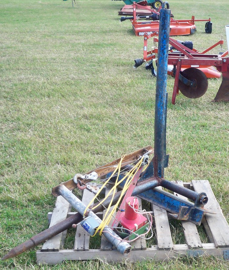 image for item 5173 Bale spear with American power puller 12V winch