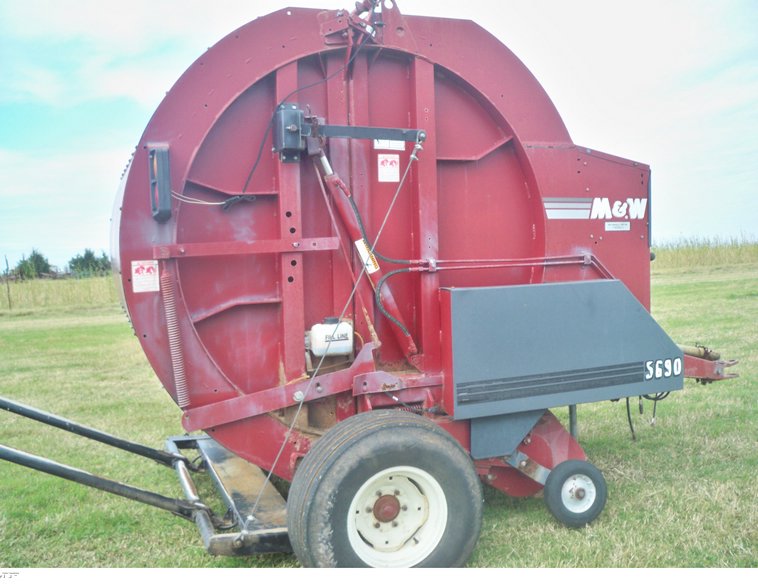 image for item 5174 M&W 5690 round baler