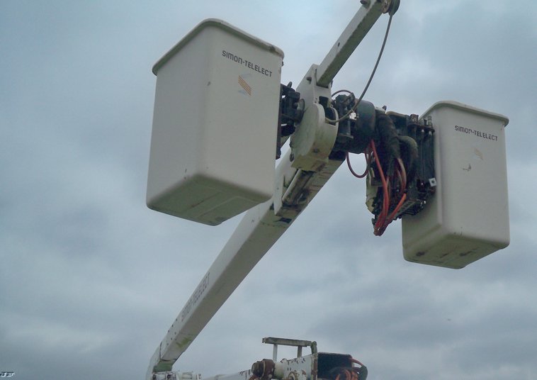 image for item 5180 1994 International 4900 crew cab bucket truck