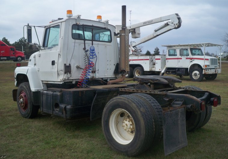 image for item 5181 1991 Ford L9000 semi truck
