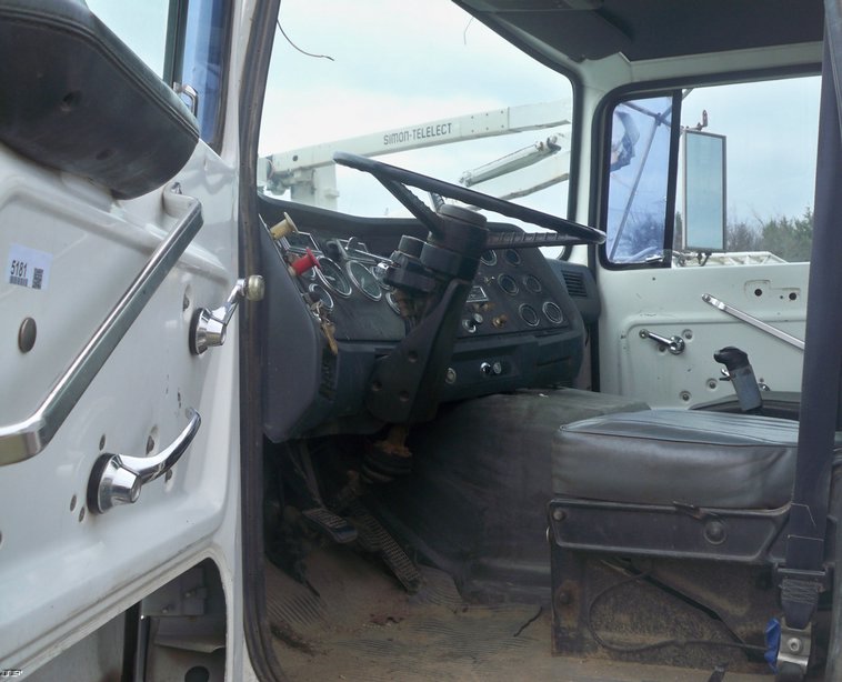 image for item 5181 1991 Ford L9000 semi truck