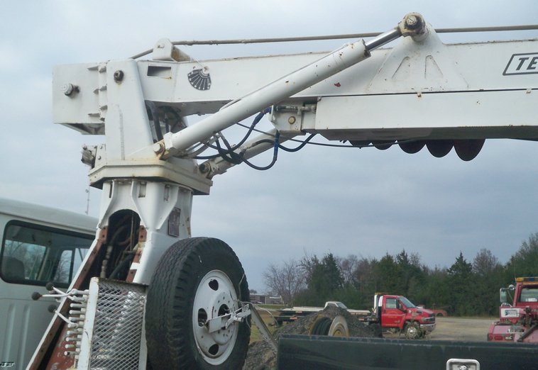 image for item 5184 1996 International 4700 boom truck