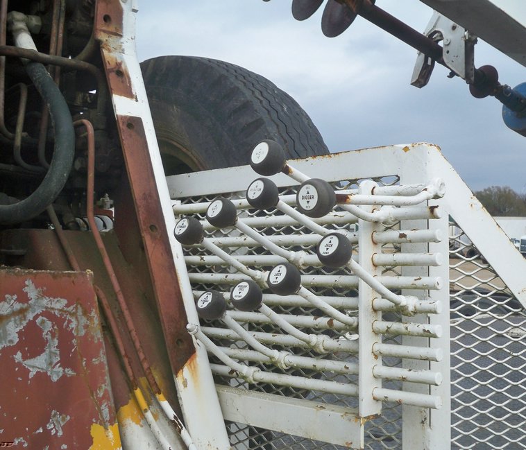 image for item 5184 1996 International 4700 boom truck