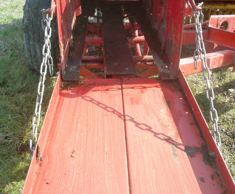 image for item 5197 New Holland 575 square baler