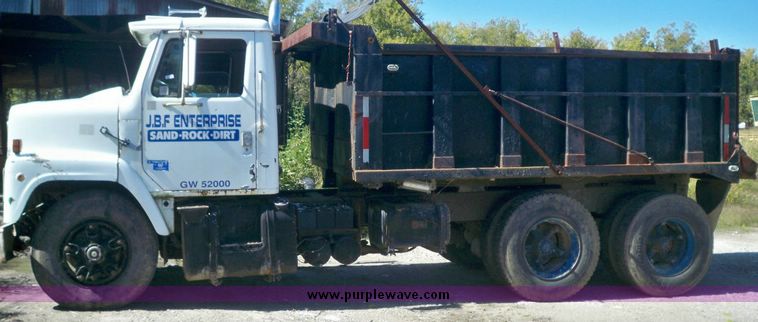 image for item 7541 1983 International F2277-148  dump truck with 12' steel dump bed