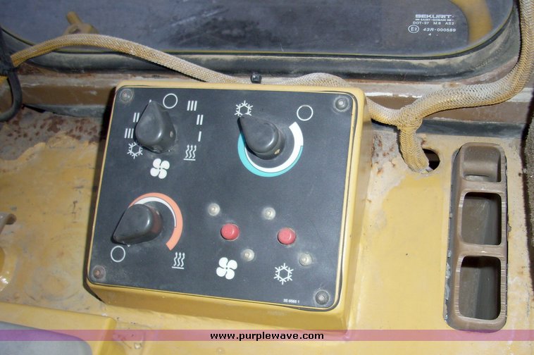 image for item 4120 1994 Caterpillar 953 crawler loader