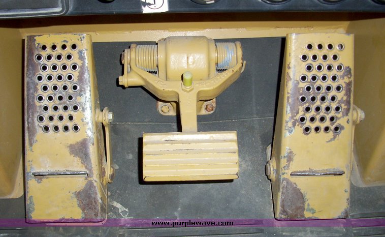 image for item 4120 1994 Caterpillar 953 crawler loader