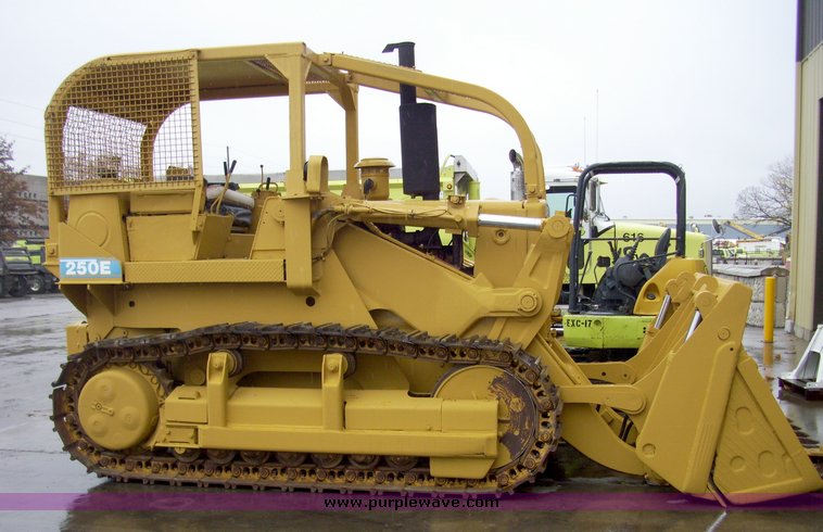 image for item 5000 1988 International Dresser 250E crawler loader