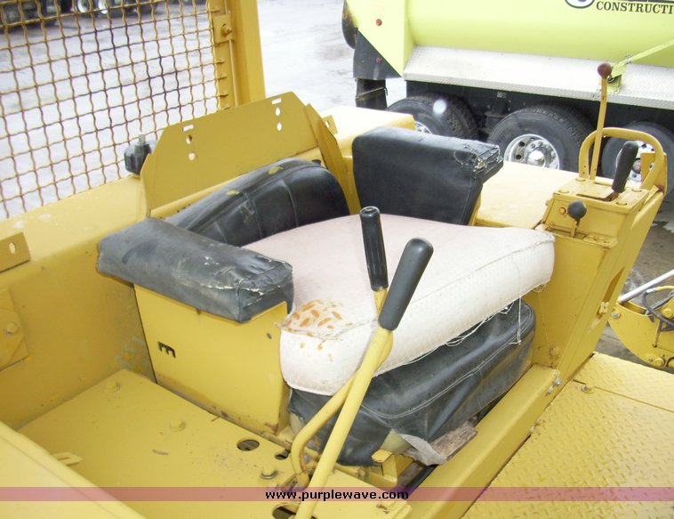 image for item 5000 1988 International Dresser 250E crawler loader