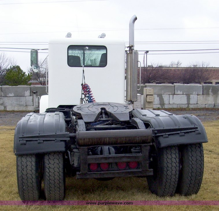 image for item 5004 1994 Peterbilt Conventional 379 semi truck