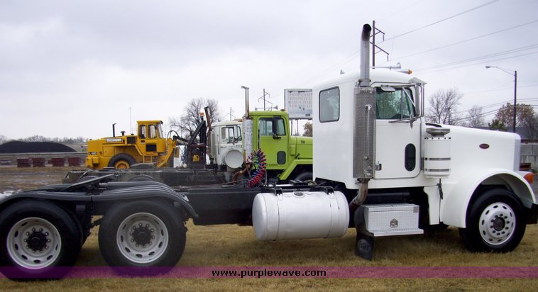 image for item 5004 1994 Peterbilt Conventional 379 semi truck