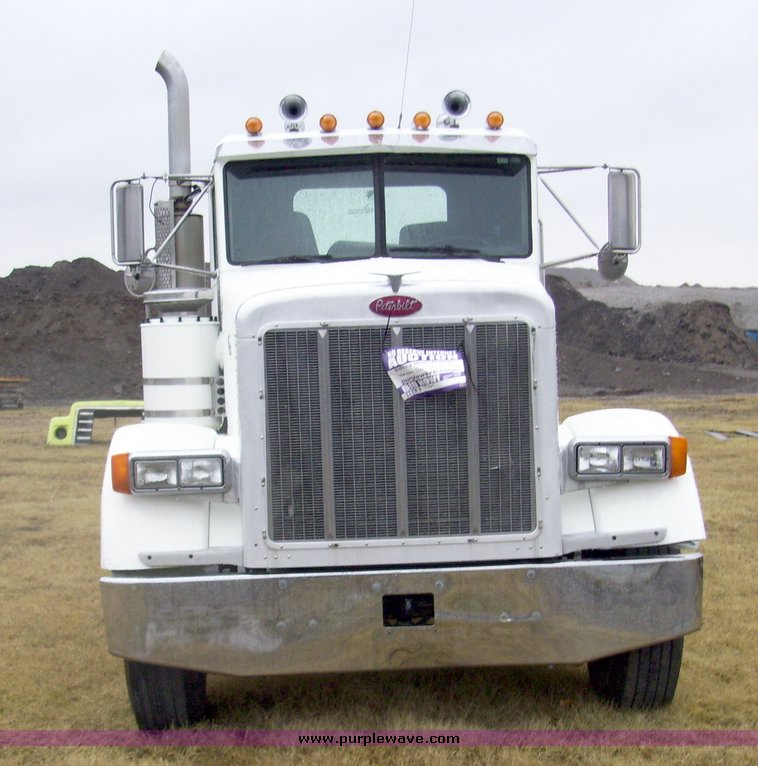 image for item 5004 1994 Peterbilt Conventional 379 semi truck