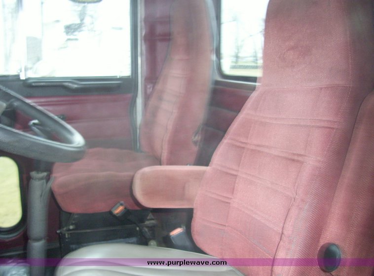 image for item 5004 1994 Peterbilt Conventional 379 semi truck