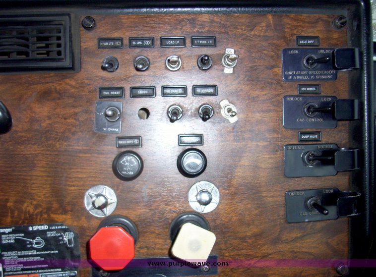 image for item 5004 1994 Peterbilt Conventional 379 semi truck