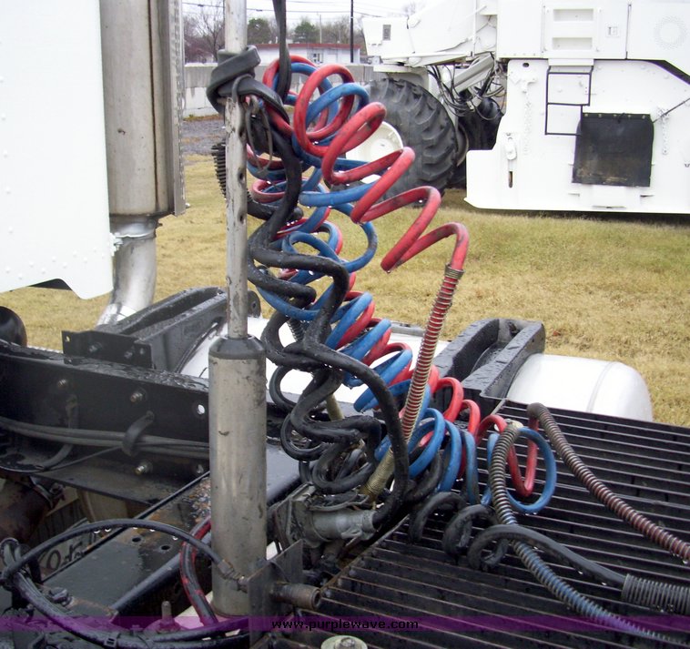 image for item 5004 1994 Peterbilt Conventional 379 semi truck